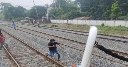 সন্তানের মৃত্যু শোকে বৃদ্ধ মায়ের রেললাইনে আত্মহত্যার চেষ্টা