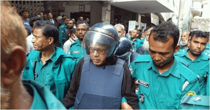 চকলেট খেতে বাধা দেওয়ায় মেজাজ হারালেন কামরুল ইসলাম