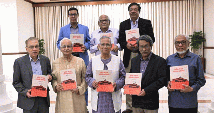 সংস্কার কমিশনের প্রতিবেদন সহজবোধ্য করে বই প্রকাশের আহ্বান প্রধান উপদেষ্টার