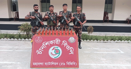 ব্ল্যাক হান্ট ব্র্যান্ডের ৯৩ বোতল ভারতীয় মদ জব্দ