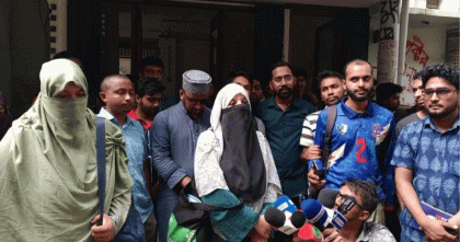 বোরকা-হিজাব পরায় ঢাবি শিক্ষার্থীকে ‘থুতু’ নিক্ষেপ ও হেনস্তার অভিযোগ