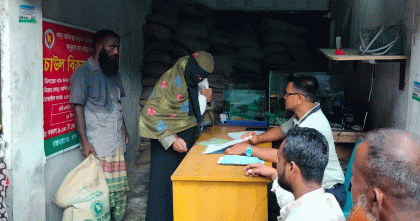 বাংলা এডিশনে সংবাদ প্রকাশের পর চাঁদপুরে বিএনপি কার্যালয়ে রাখা খাদ্যবান্ধব কর্মসূচির চাল বিতরণ