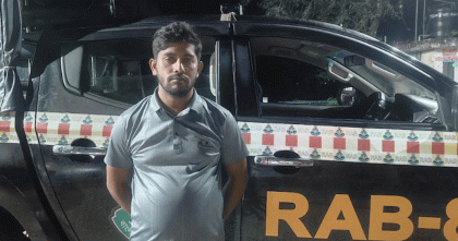 পটুয়াখালীতে অষ্টম শ্রেণির ছাত্রকে কুপিয়ে জখমের ঘটনায় প্রধান আসামি গ্রেপ্তার 

 