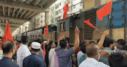 আট দফা দাবিতে ঢাকায় রেলপথ অবরোধ
