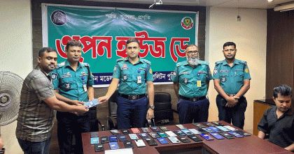 হারিয়ে যাওয়া ৪৬টি মোবাইল ফোন উদ্ধার করে মালিকদের বুঝিয়ে দিলো পুলিশ