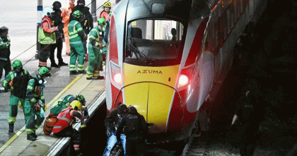 যুক্তরাজ্যে ট্রেনে ভয়াবহ ছুরি হামলায় আহত ১০