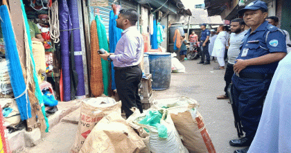 চাঁদপুরে নিষিদ্ধ পলিথিন জব্দ, দুই দোকানীকে জরিমানা