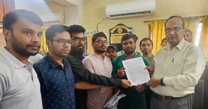 নয় দফা দাবিতে পাবিপ্রবি শিক্ষার্থীদের স্মারকলিপি প্রদান