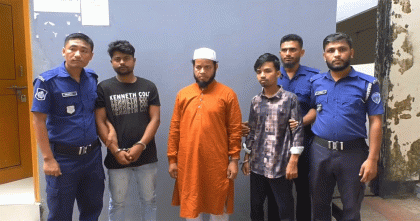 লোহাগাড়ায় ভূয়া পুলিশ ক্লিয়ারেন্স তৈরির অভিযোগে গ্রেপ্তার তিন