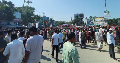 নবীনগরে রাস্তা বন্ধ করে বিএনপি নেতার সমাবেশ