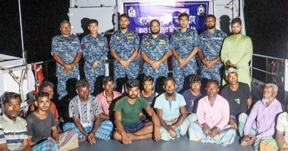 বঙ্গোপসাগরে ভাসতে থাকা ট্রলারসহ ১৩ জেলেকে উদ্ধার করেছে নৌবাহিনী