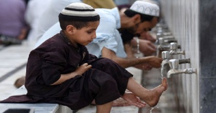 হাঁটুর উপর কাপড় উঠলে কি ওজু নষ্ট হবে?