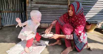 ইউরোপীয় চেহারার মেয়েকে নিয়ে সংসার ভাঙন, অপবাদ শুনেও লড়ে যাচ্ছেন মা মনিরা