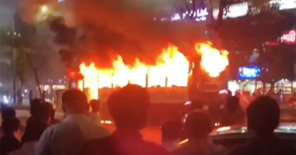 ধানমন্ডির ল্যাবএইড হাসপাতালের সামনে বাসে আগুন