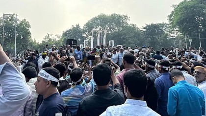 তৃতীয় দিনের মতো শহীদ মিনারে চলছে শিক্ষকদের অবস্থান কর্মসূচি