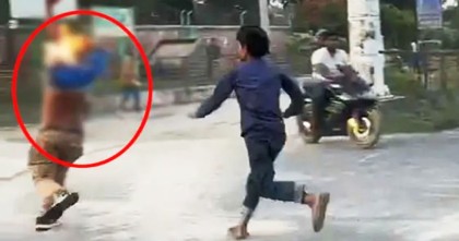 সড়কে আগুন দিতে গিয়ে সাবেক ছাত্রদল নেতা দগ্ধ