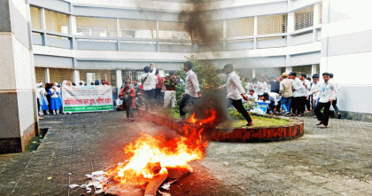 নেত্রকোণায় লাইভস্টক ইনস্টিটিউটে শিক্ষার্থীদের বিক্ষোভ, অবরুদ্ধ শিক্ষকরা