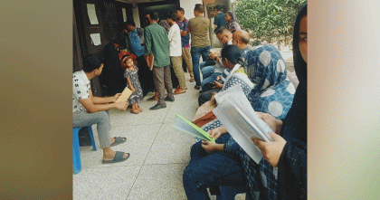 নাগরিক সেবা নয়, ‘ধূমপানেই’ ব্যস্ত কর্মকর্তা! টঙ্গীতে বৃদ্ধ মা-বাবাকে নিয়ে দুই ঘণ্টা অপেক্ষায় ভুক্তভোগী