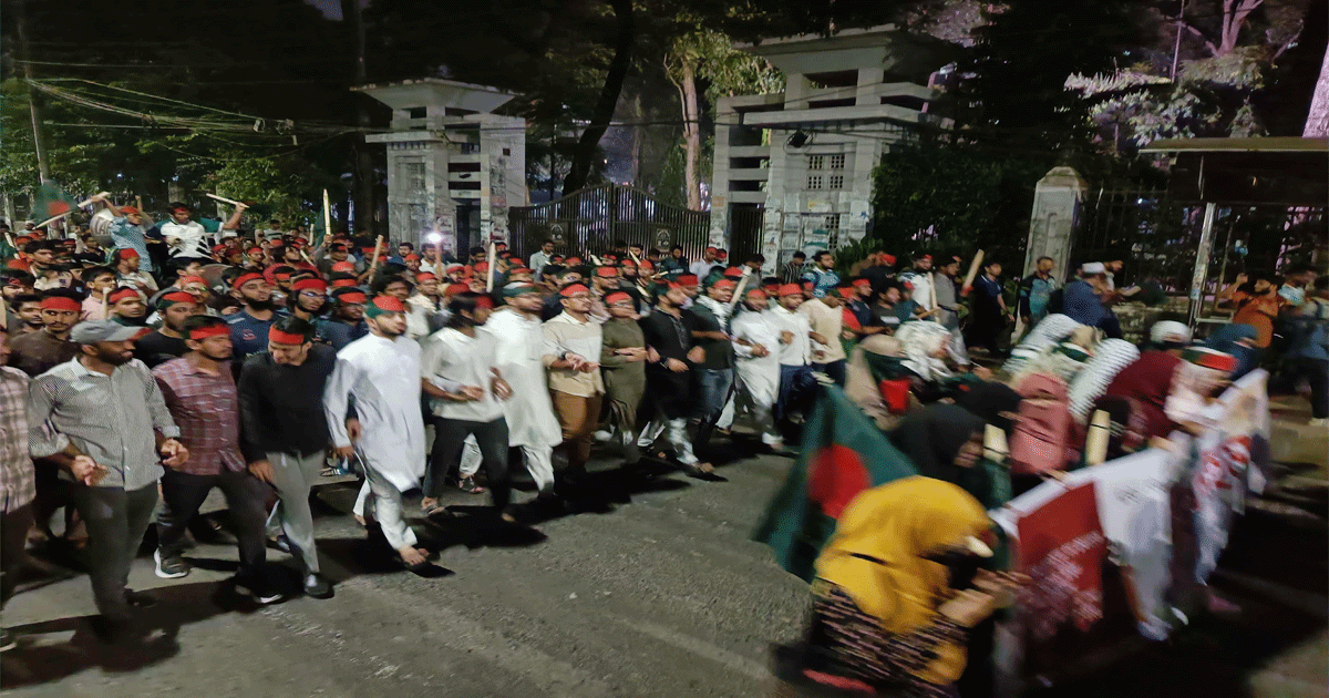 ঢাবি টিএসসিতে পরপর দুটি ককটেল বিস্ফোরণ, ক্যাম্পাস জুড়ে বিক্ষোভ