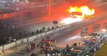 রাজধানীতে সন্ধ্যায় আরও এক বাসে আগুন  