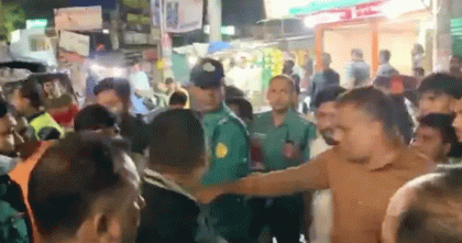 খুলনায় আওয়ামী লীগের মিছিলে জনতার ধাওয়া