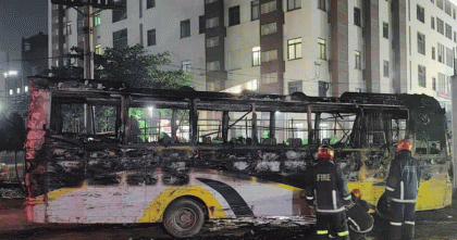 আশুলিয়ায় বাসে আগুন দিলো দুর্বৃত্তরা