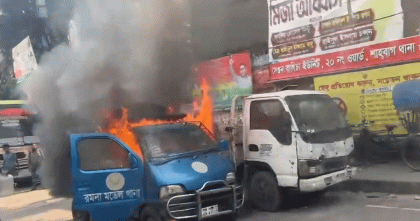 রাজধানীতে পুলিশের গাড়িতে আগুন
