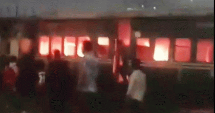 তেজগাঁওয়ে ট্রেনের কোচে আগুন