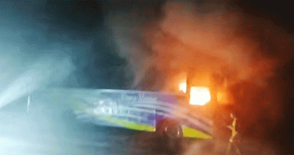 ঢাকা-চট্টগ্রাম মহাসড়কে দাঁড়িয়ে থাকা বাসে আগুন