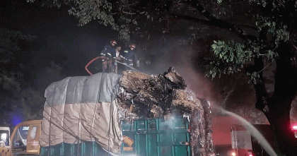 মুন্সীগঞ্জে আকিজ পেপার মিলের সামনে থেমে থাকা ট্রাকে দুর্বৃত্তদের আগুন