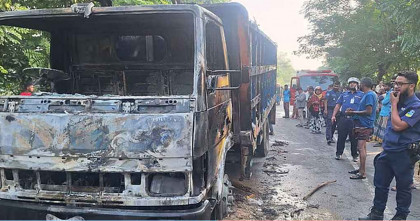 পদ্মা সেতুর সামনে এক্সপ্রেসওয়ে ট্রাকে আগুন ও বাস ভাঙচুর