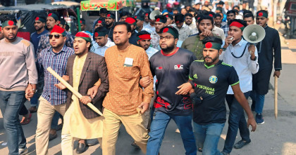 লকডাউনের প্রতিবাদে চাঁপাইনবাবগঞ্জে শিবিরের মিছিল