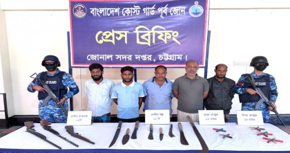 বাঁশখালী থেকে মনসুর বাহিনীর পাঁচ সন্ত্রাসী অস্ত্রসহ আটক