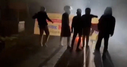  

ঢাকা বরিশাল আঞ্চলিক মহাসড়কে টায়ার জ্বালিয়ে নিষিদ্ধ ছাত্রলীগের বিক্ষোভ