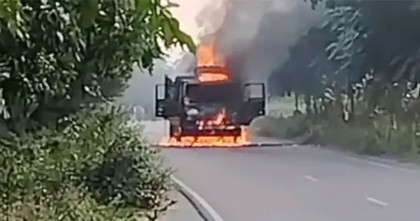 মাদারীপুরে ট্রাকে আগুন-পুলিশের গাড়ি ভাঙচুর