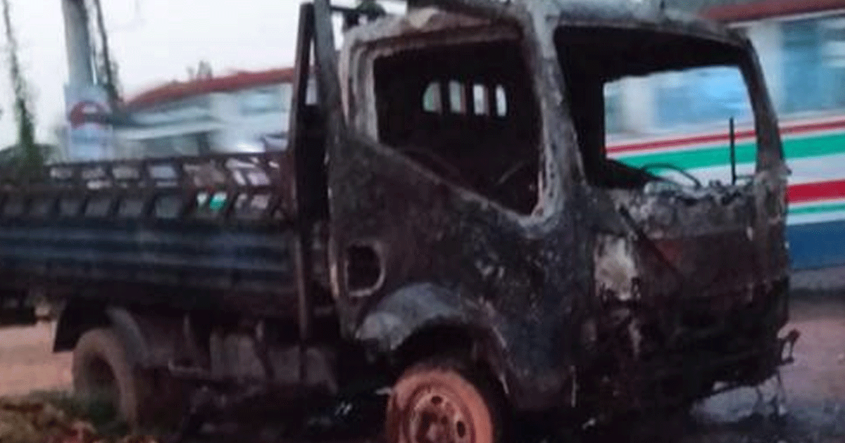 সড়কের পাশে দাঁড়িয়ে থাকা পিকআপে দুর্বৃত্তদের আগুন