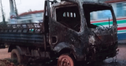 সড়কের পাশে দাঁড়িয়ে থাকা পিকআপে দুর্বৃত্তদের আগুন