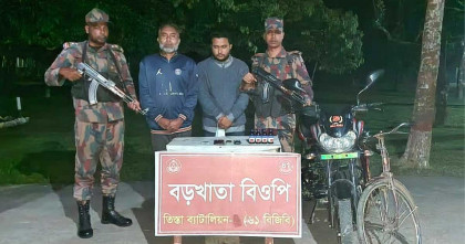 লালমনিরহাটের হাতীবান্ধা সীমান্তে ভারতীয় ইস্কাপ সিরাপসহ দুইজন আটক