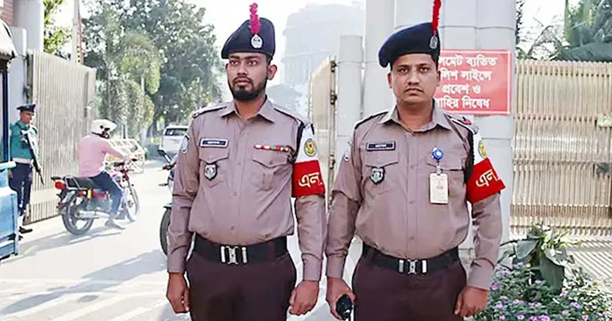 নতুন ইউনিফর্মে বাংলাদেশ পুলিশ  