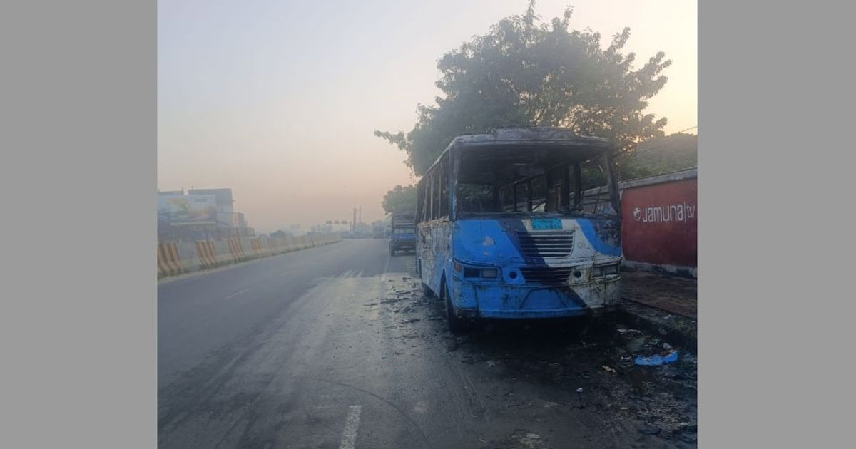 ঢাকা-চট্টগ্রাম মহাসড়কে দাঁড়িয়ে থাকা বাসে আগুন