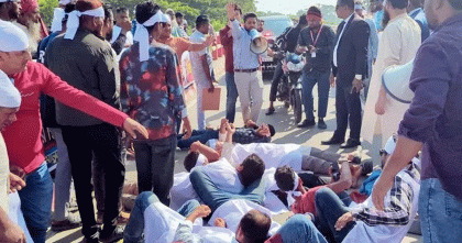 পটুয়াখালীতে বহিষ্কৃত যুবদল নেতাকে দলে ফেরাতে কাফনের কাপড় পরে কর্মীদের অবস্থান