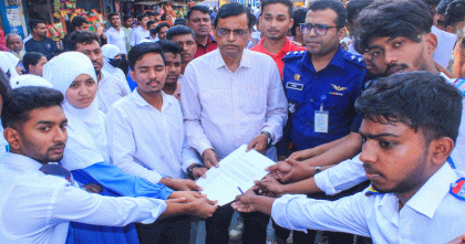 বগুড়ায় এইচএসসি পরীক্ষা কেন্দ্রের দাবিতে শিক্ষার্থীদের সড়ক অবরোধ