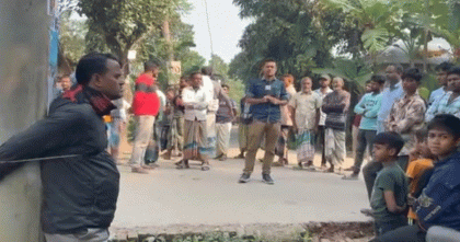 আগুন দেয়ার অভিযোগে আ.লীগ নেতার ছেলেকে খুঁটিতে বেঁধে মারধর