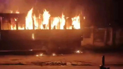 রাজধানীতে বাসে আগুন