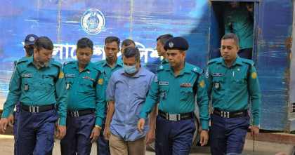 মাথা নিচু করে ট্রাইব্যুনালে প্রবেশ করলেন সাবেক আইজিপি মামুন