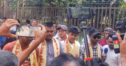 হাসিনার মামলার রায় শুনতে ট্রাইব্যুনালে আহত জুলাইযোদ্ধারা