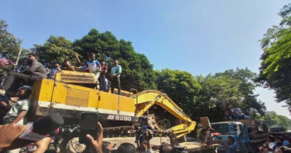 ধানমন্ডি ৩২-এ বুলডোজার ঢুকতে দিচ্ছে না পুলিশ