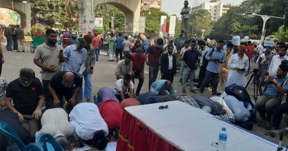 হাসিনার ফাঁসির খবরে মঞ্চ ২৪ এর গণ সিজদাহ্