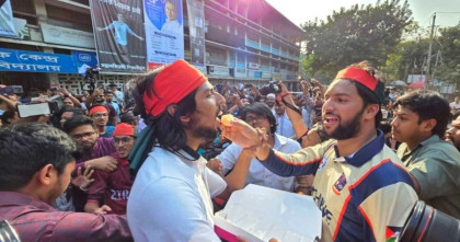 শেখ হাসিনার মৃত্যুদণ্ডের রায়ে টিএসসিতে মিষ্টি বিতরণ