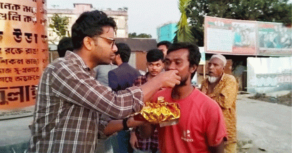 নেত্রকোনায় হাসিনার মৃত্যুদণ্ডের রায়ে এনসিপির মিষ্টি বিতরণ